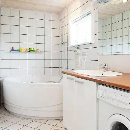 8 Person In Dannemare-by Traum